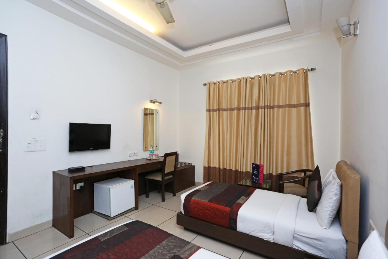 Capital O 1391 Hotel Pushpa Vilas Gáziábád Kültér fotó