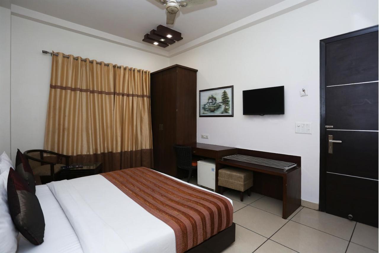 Capital O 1391 Hotel Pushpa Vilas Gáziábád Kültér fotó