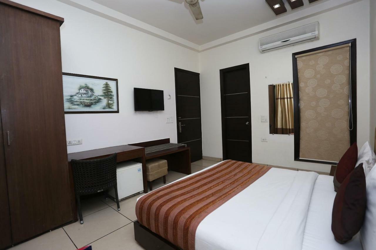 Capital O 1391 Hotel Pushpa Vilas Gáziábád Kültér fotó