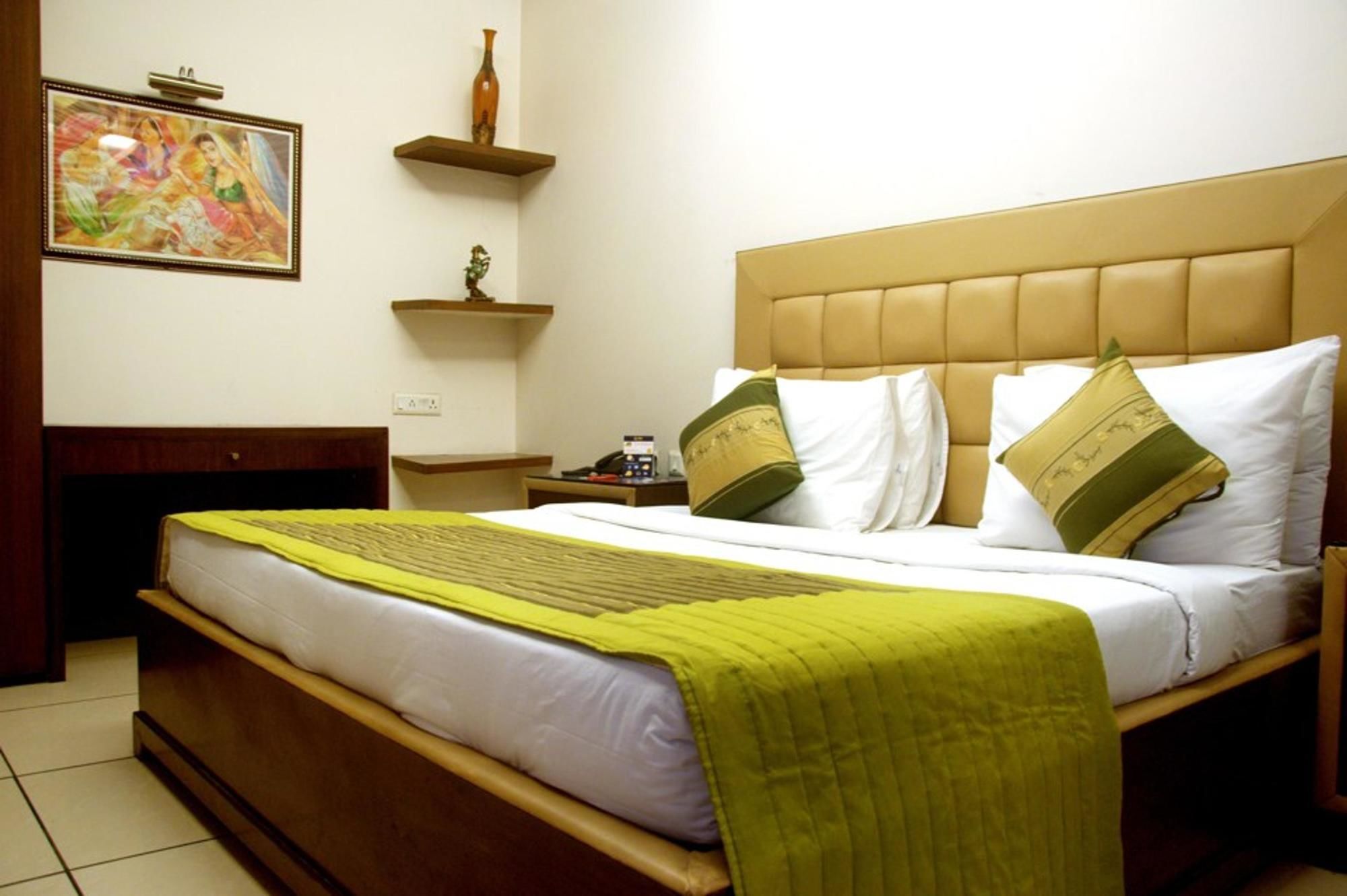 Capital O 1391 Hotel Pushpa Vilas Gáziábád Kültér fotó