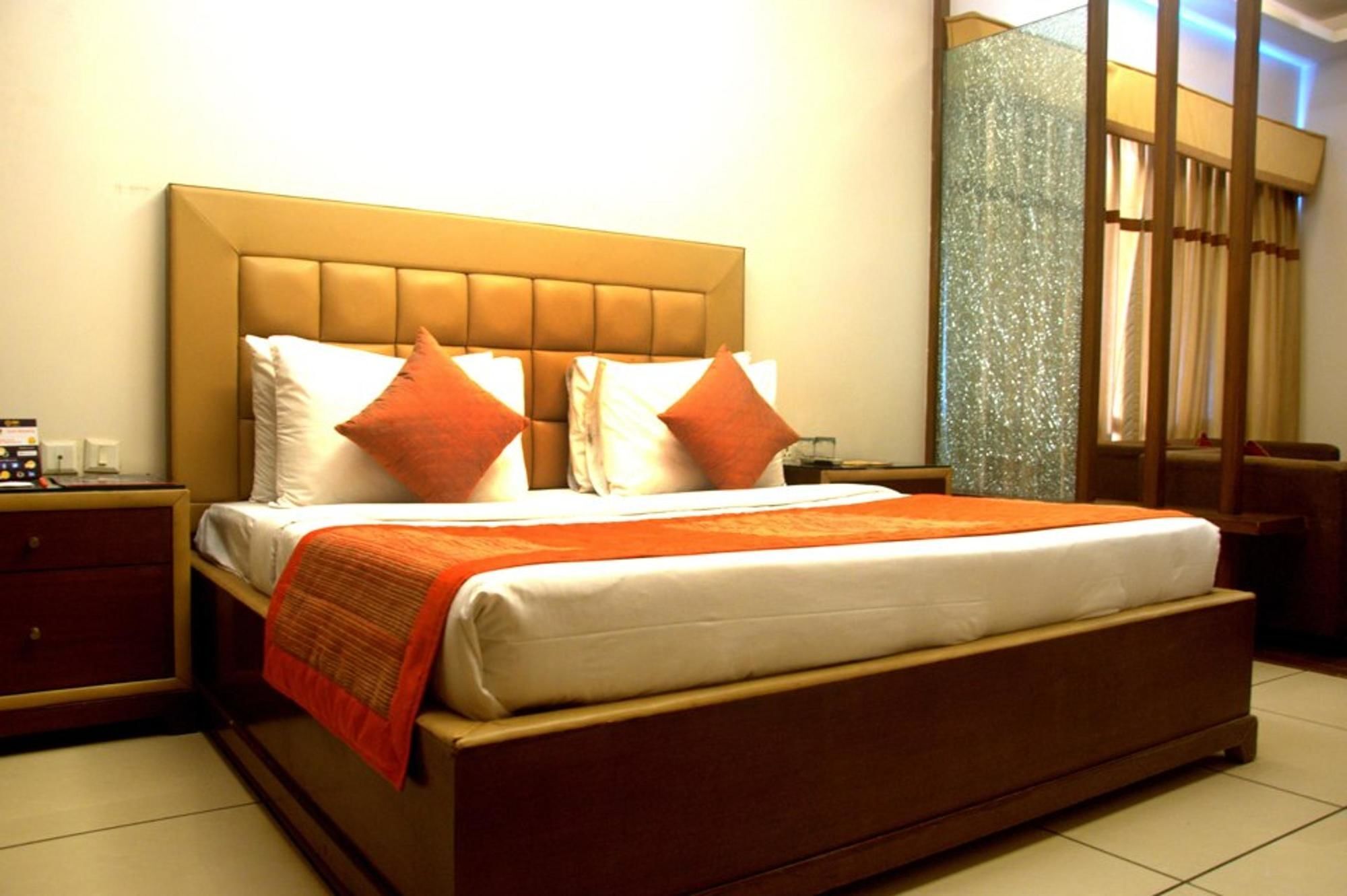 Capital O 1391 Hotel Pushpa Vilas Gáziábád Kültér fotó